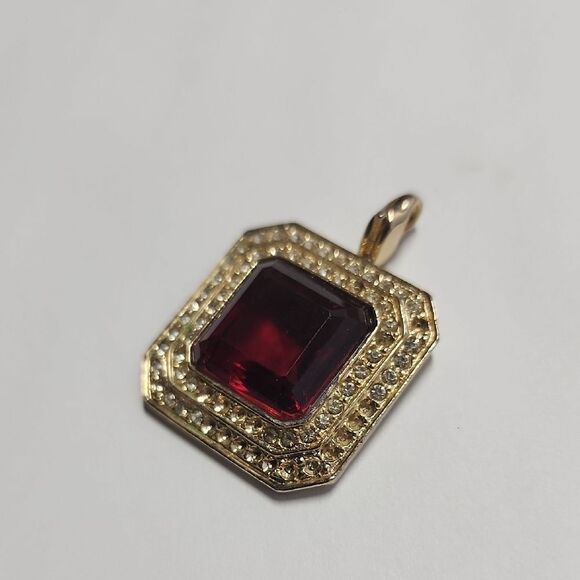 HOBÉ Elegant Gold and Red Pendant - Picture 9 of 9
